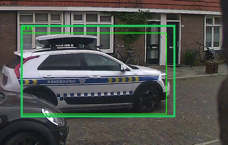 Strakke groene box precies rond een voertuig in een Cam-Wise camerabeeld